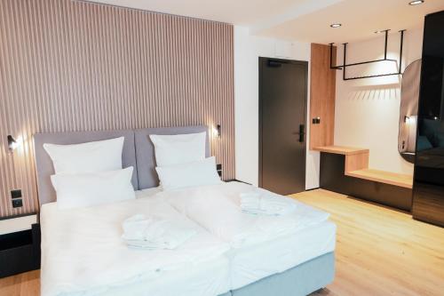 Postel nebo postele na pokoji v ubytování Magnetit Hotel Šumava