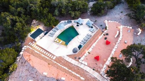 Πισίνα στο ή κοντά στο Starlight Horizon Cabin J - Pet-Friendly Texas Hill Country Cabin Near Canyon Lake - Pool, Stargazing & Group Getaways - Sleeps 8
