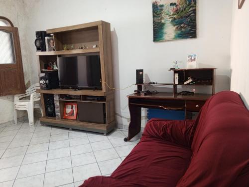 TV a/nebo společenská místnost v ubytování Quarto arejado e aconchegante
