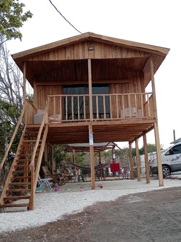 El edificio en el que está el campamento
