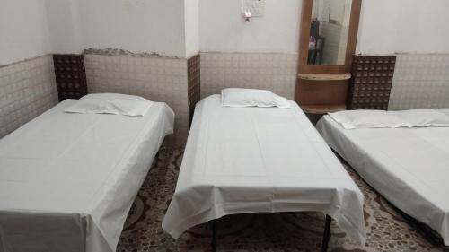 Ένα ή περισσότερα κρεβάτια σε δωμάτιο στο MANGAL DHAM, Deoghar