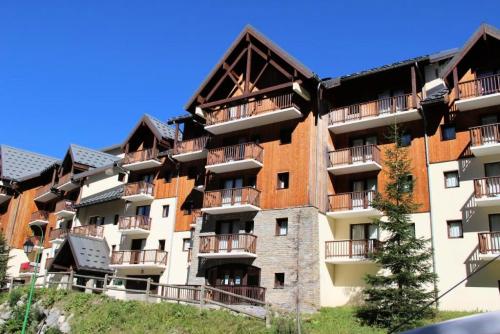un immeuble avec balcon sur une colline dans l'établissement Chalets Du Thabor - CHALET DU THABOR - CTHAA231 MAE-3136, à Modane