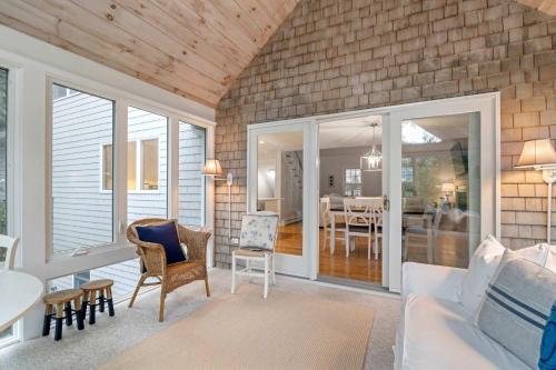 Posezení v ubytování Charming Chatham Abode with Sunroom