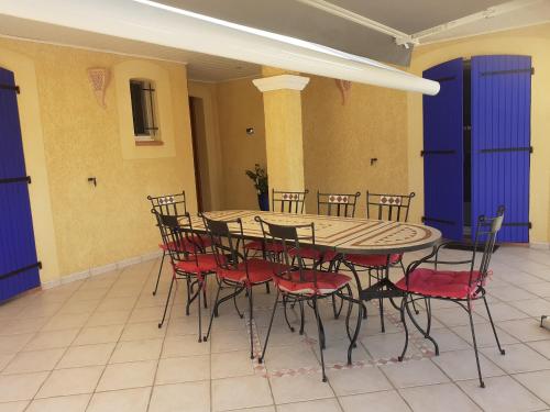 une salle à manger avec une table et des chaises dans l'établissement L'olivande, à Sisteron