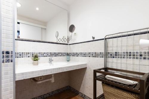 a bathroom with a sink and a mirror at Oli by Unik Vacation in Tarragona