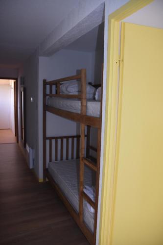 two bunk beds in a room with a hallway at Résidence Les Adrets de Peyragudes in Germ