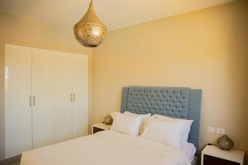 Nayah Stays, Joubal Lagoons flowery apartment