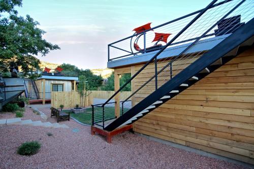 eine Treppe an der Seite eines Hauses in der Unterkunft Tiny Home #5 in Orderville