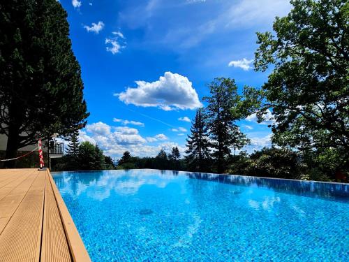 Bazén v ubytování Pine Point Apartament with shared Pools, Jacuzzi, Sauna & Gym nebo v jeho okolí