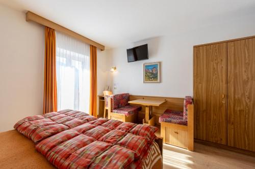 Postel nebo postele na pokoji v ubytování Hotel Cristallo