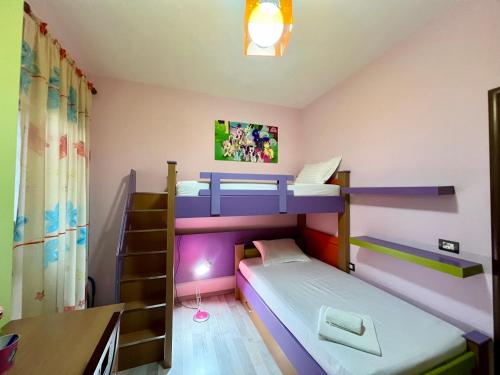 Postel nebo postele na pokoji v ubytování Downtown Apartment