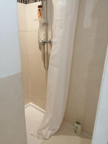 une douche avec un rideau de douche dans une salle de bain dans l'établissement Charmant studio près de la mer, à Cannes
