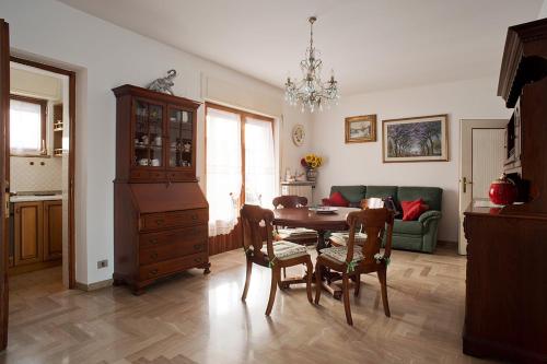 - un salon avec une table, des chaises et un canapé dans l'établissement B&B Colli's Dolomites, à Belluno