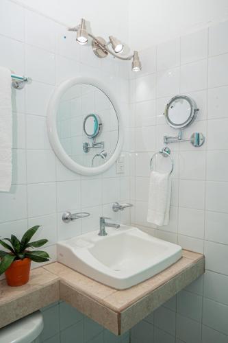 Un baño de Hotel Petenchel