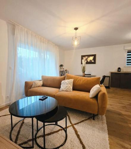 un salon avec un canapé et une table dans l'établissement L'Apaisant, à Thonon-les-Bains