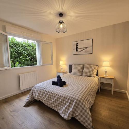 une chambre avec un lit avec un ours en peluche dessus dans l'établissement L'Apaisant, à Thonon-les-Bains