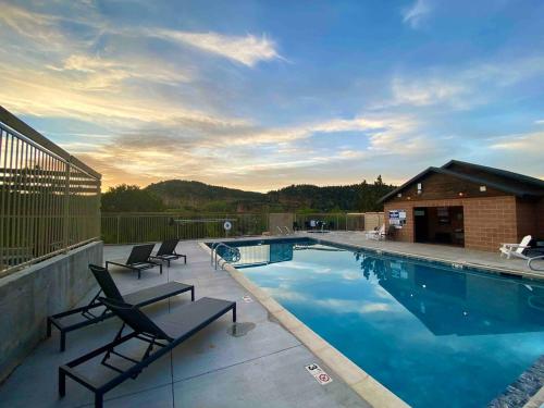 ein Swimmingpool mit Liegestühlen neben einem Gebäude in der Unterkunft Treetop #9 at East Zion Resort in Orderville