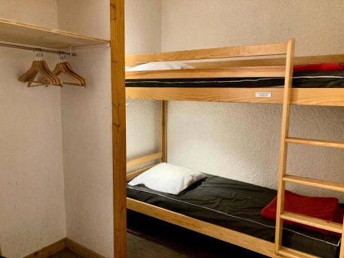 quelques lits superposés dans une chambre dans l'établissement Résidence Meijotel - Studio résidence Meijotel MAE-9311, à Vénosc