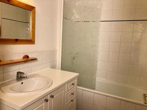 une salle de bain avec un lavabo et une douche dans l'établissement Résidence Meijotel - Studio résidence Meijotel MAE-9311, à Vénosc