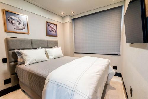 Ένα ή περισσότερα κρεβάτια σε δωμάτιο στο Flat equipado em otima localizacao, Wi-Fi e lazer