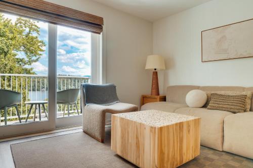 Ruang duduk di Bluebird Lake Placid