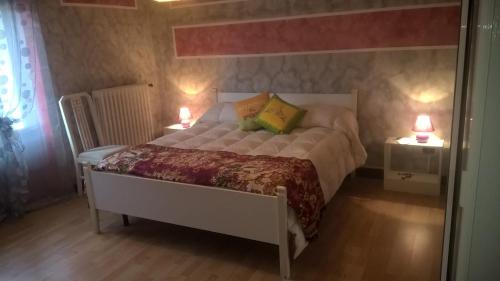ein Schlafzimmer mit einem großen Bett mit zwei Lampen in der Unterkunft B&B Acquaria in Avezzano