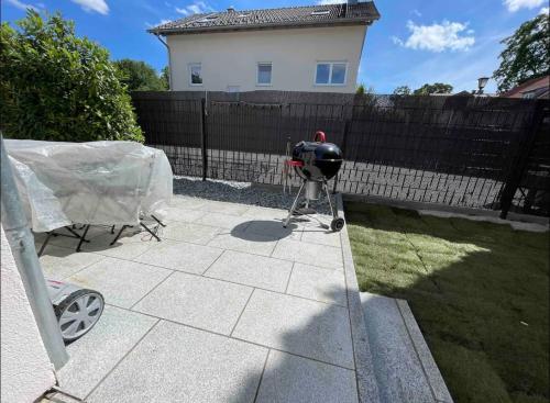 Una mesa y un casco en un soporte en un patio. en Einfamilienhaus im 5Seen-Land, en Wörthsee