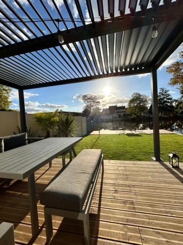 Le beau studio du bord de l'eau