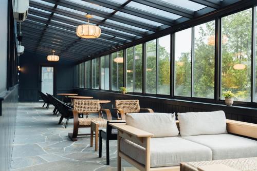 Ruang duduk di Bluebird Lake Placid