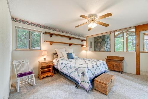 ein Schlafzimmer mit einem Bett und einem Deckenventilator in der Unterkunft Close to Wine Trail Home with Deck Near Applegate in Grants Pass