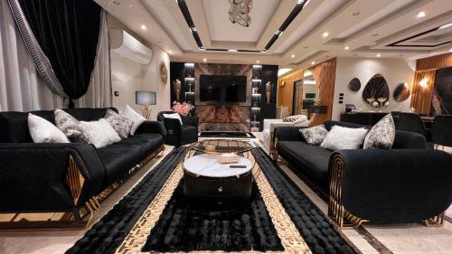 Luxury Renovated 2 bedroom Apt