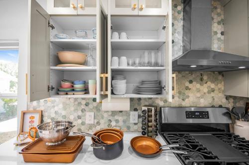 Dapur atau dapur kecil di Newly Renovated, Cozy Home - Quiet, Mountain Views