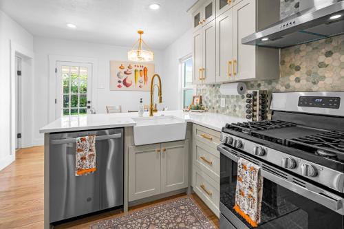 Dapur atau dapur kecil di Newly Renovated, Cozy Home - Quiet, Mountain Views