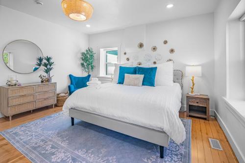 Ένα ή περισσότερα κρεβάτια σε δωμάτιο στο Newly Renovated, Cozy Home - Quiet, Mountain Views