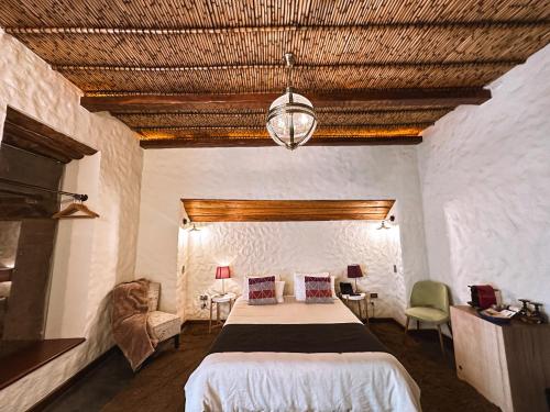 Un dormitorio con una cama grande en una habitación. en On Hotel Boutique, en Sucre