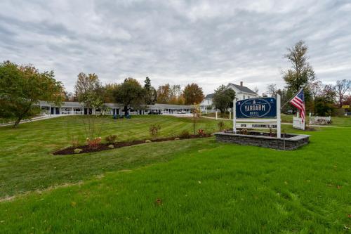 a sign in the middle of a grass field at Yardarm Motel in Searsport