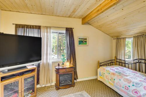 Ένα ή περισσότερα κρεβάτια σε δωμάτιο στο 4 Mi to Rainbow Lake! Cozy Forest-View Gem with Deck