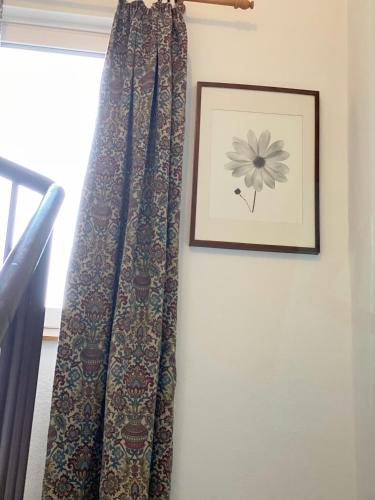 a picture of a flower on a wall next to a window at Rheinischer Hof in Pfungstadt