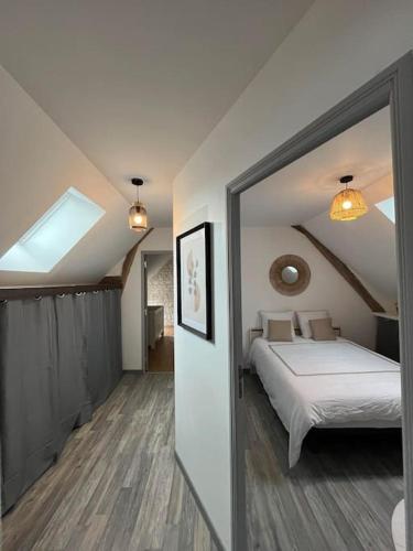 ein Schlafzimmer mit einem Bett und einem großen Fenster in der Unterkunft Charmante maison de bourg cosy accès wifi in Sepmes