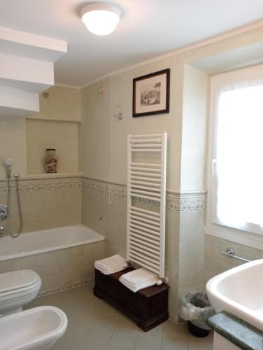 Bilik mandi di Residenza Monteforte Stardust