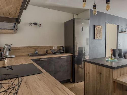 une cuisine avec un réfrigérateur en acier inoxydable et un comptoir dans l'établissement Appartement moderne dans le centre de Chartres, à Chartres
