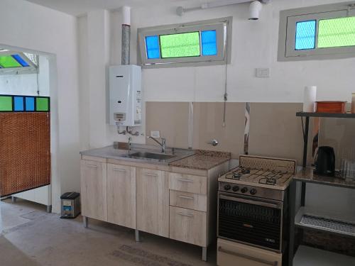 サン・フランシスコにあるDepartamento Susy San Franciscoのキッチン(コンロ、シンク付)、窓2つが備わります。