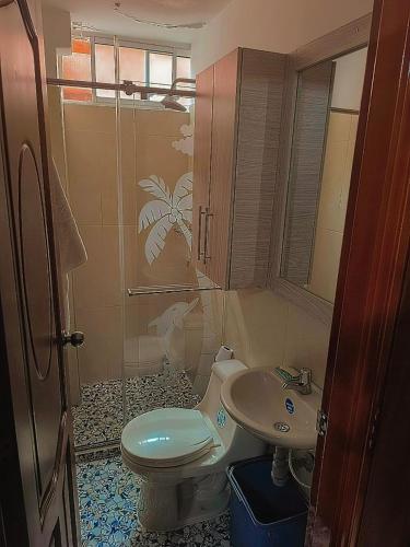 a bathroom with a toilet and a sink at Apartamento Dúplex con Terraza y Jacuzzi en Aratoca in Aratoca