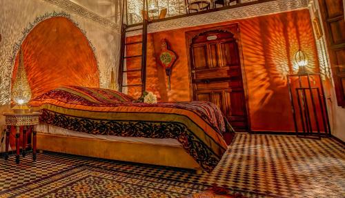 Una cama o camas en una habitación de Riad Almaz