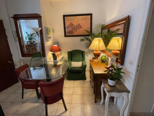 - un salon avec une table et une chaise verte dans l'établissement Appartement Paris, à Paris
