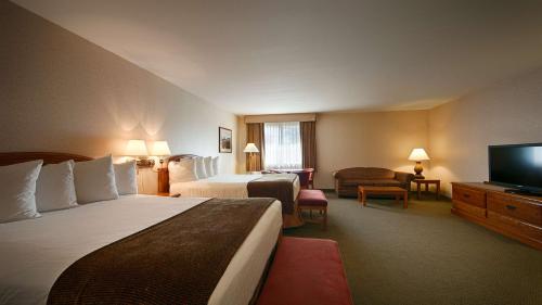 Postel nebo postele na pokoji v ubytování Best Western Oak Meadows Inn