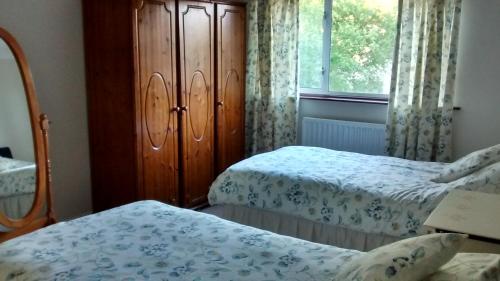 1 dormitorio con 2 camas y ventana en Angate Cottage en Wolsingham