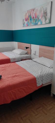two beds sitting next to each other in a room at Modesto piso turístico in Briviesca