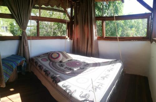 圣希尔Refugio de naturaleza的配有2扇窗户的客房内的1张床