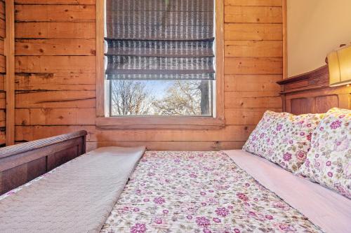 Cama o camas de una habitación en Mighty Oak Log Cabin